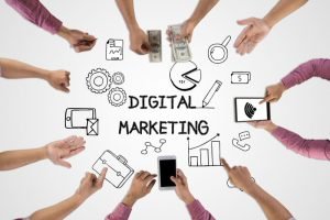 Agência de marketing digital em Guarulhos: Um grupo de mãos interagindo com diversos ícones e símbolos de marketing digital, incluindo um smartphone, gráficos e engrenagens, sobre um fundo branco.