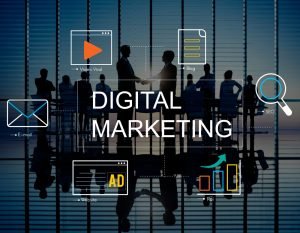 Agência de marketing digital: Um grupo de pessoas silhuetadas contra um fundo azul com ícones e texto de marketing digital.