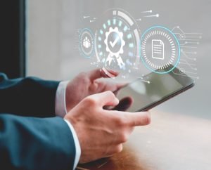 Consultoria e certificação para GPTW: Mãos de um empresário interagindo com uma interface holográfica futurista, exibindo vários ícones e símbolos digitais relacionados a tecnologia, negócios e gestão de dados.