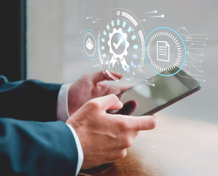 Consultoria e certificação para GPTW: Mãos de um empresário interagindo com uma interface holográfica futurista, exibindo vários ícones e símbolos digitais relacionados a tecnologia, negócios e gestão de dados.