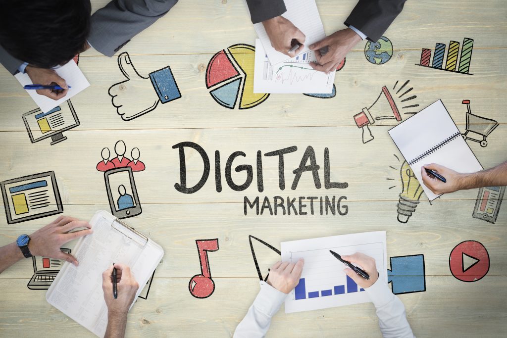 Agência de marketing digital São Paulo: Um grupo de pessoas trabalhando em conceitos de marketing digital, incluindo gráficos, tabelas e ícones representando mídias sociais, publicidade e análises.